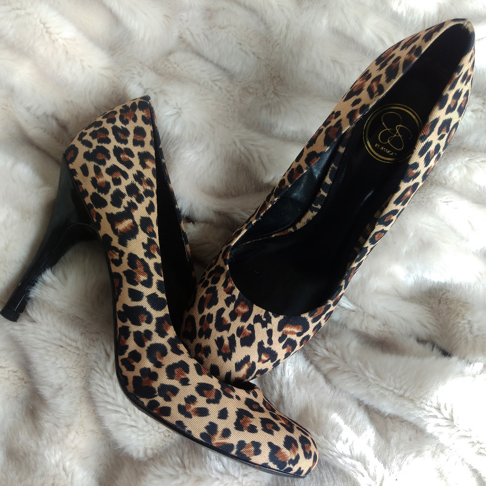 Round toe cheetah print pumps 4" heels 8.5